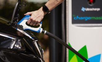BP kupuje největší síť dobíjecích stanic pro elektromobily v Británii