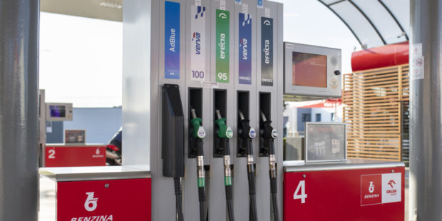 Vláda zavede strop na marže a sníží spotřební daň u nafty