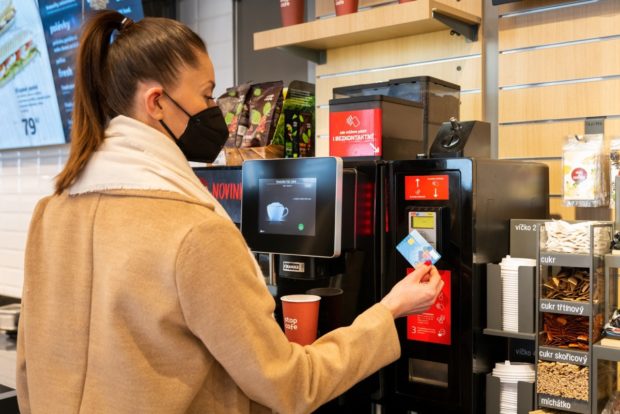 Benzina Orlen nabízí bezdotykovou platbu u samoobslužných kávovarů