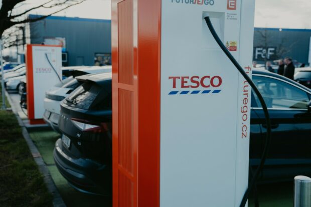 Tesco nabídne zákazníkům desítky dobíjecích stojanů pro elektromobily od ČEZu